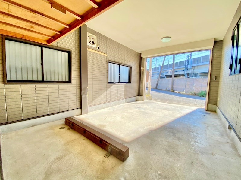戸田市上戸田5丁目 中古戸建 スイッチでワンタッチ自動開閉電動シャッター付ガレージ！