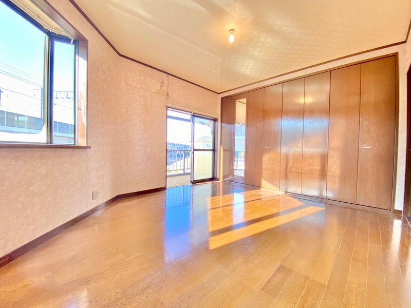 戸田市上戸田5丁目 中古戸建 ２面採光を確保した明るい洋室は、風通しも良く居心地の良い空間となっております。