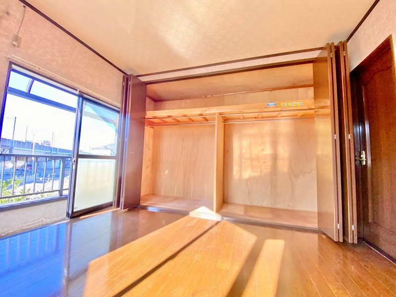 戸田市上戸田5丁目 中古戸建 中棚とハンガーパイプ付き。沢山のお洋服を収納して、お部屋を広々使えます。