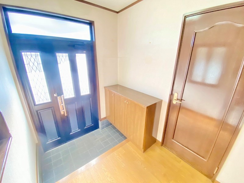 戸田市上戸田5丁目 中古戸建 いつも気持ち良く家族やお客様をお出迎え。玄関廻りがすっきりと片づくシューズボックス付き