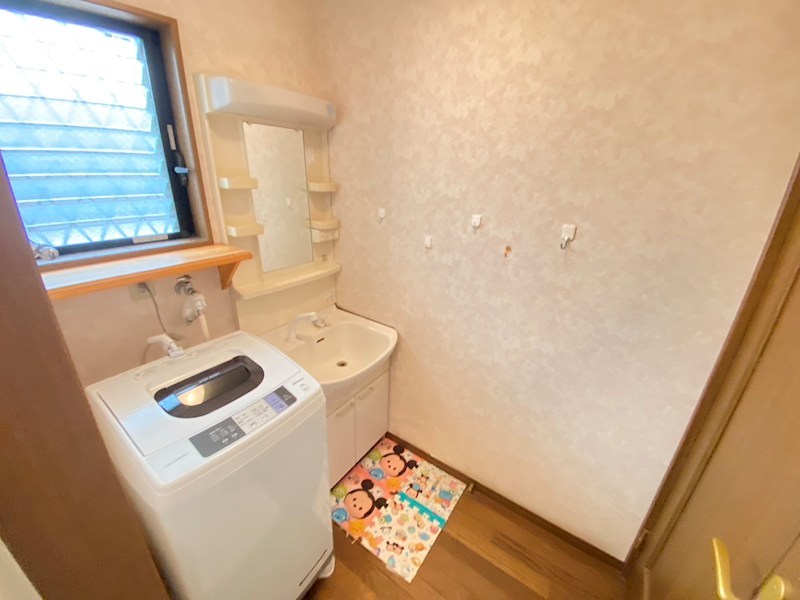 蕨市塚越6丁目 中古戸建 ゆとりの洗面スペースで朝の身支度もスムーズに♪収納部も充実した三面鏡付き洗面化粧台