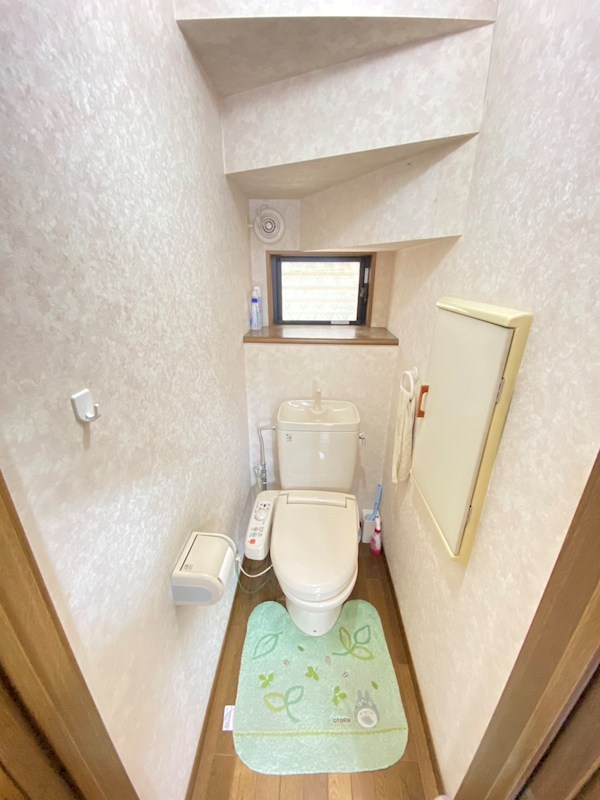 蕨市塚越6丁目 中古戸建 1.2階にゆったり広々落ち着くトイレ。ウォシュレット付きで、室内に窓もあり、明るく換気もばっちりです