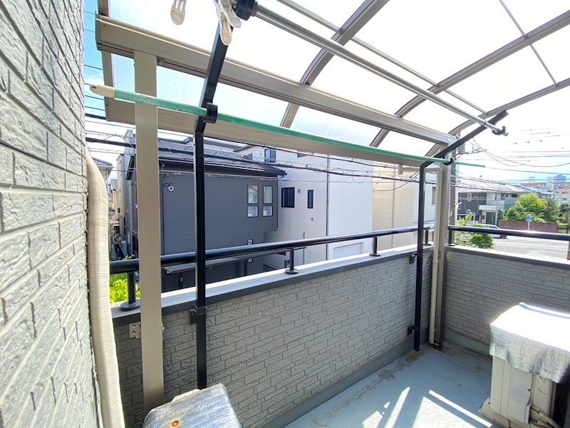 蕨市塚越6丁目 中古戸建 バルコニーは屋根付き、陽当り良好♪たっぷりのお洗濯物もよく乾きます