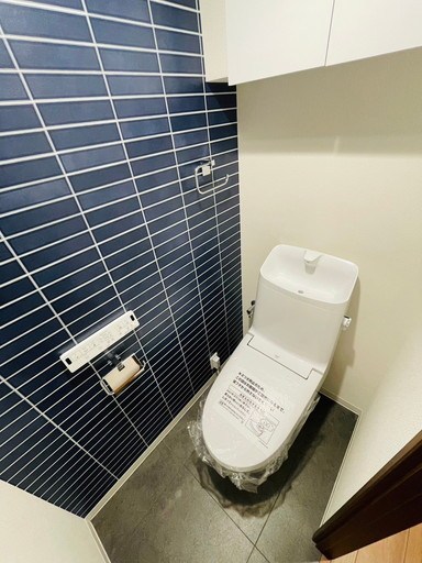 ローヤルシティ川口西 節水で環境にも優しいトイレはもちろんウォシュレット完備。収納も付いているのでトイレットペーパーのスト