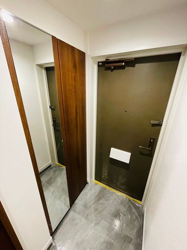 ローヤルシティ川口西 鏡付シューズボックスがあり、外出の際の身だしなみチェクもできます