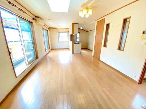 板橋区舟渡2丁目 中古戸建 2面採光で、陽当たり良好で明るい約18帖のリビング。日当たりのいい２階リビングはプライベート性も高く、落ち着いて暮らせます