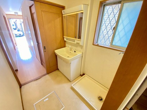 板橋区舟渡2丁目 中古戸建 朝の身支度には欠かせない独立洗面化粧台。収納部も充実した三面鏡付き