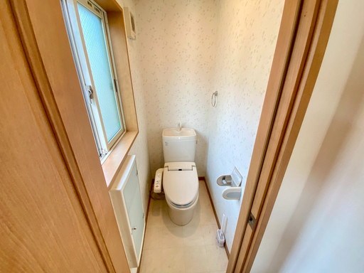 板橋区舟渡2丁目 中古戸建 1.2階にゆったり広々落ち着くトイレ。ウォシュレット付きで、室内に窓もあり、明るく換気もばっちりです
