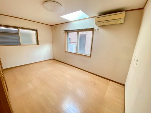 板橋区舟渡2丁目 中古戸建 洋室　約7.5帖。２面採光を確保した明るい洋室は、風通しも良く居心地の良い空間となっております。