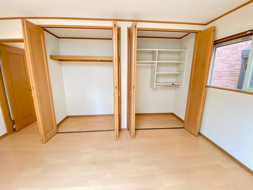 板橋区舟渡2丁目 中古戸建 洋室　約7.5帖収納。たっぷりの収納も配備しており、片付いた空間が出来ます。