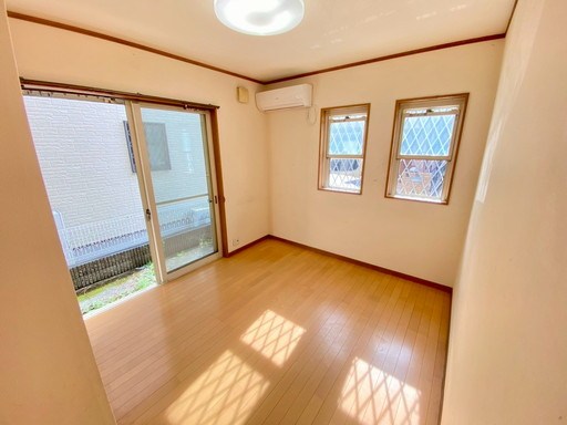 板橋区舟渡2丁目 中古戸建 北側洋室　約5.2帖。2面採光で、陽当たり良好で明るい洋室