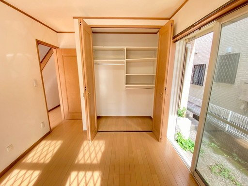板橋区舟渡2丁目 中古戸建 北側洋室　約5.2帖収納。中棚とハンガーパイプ付き。沢山のお洋服を収納して、お部屋を広々使えます。