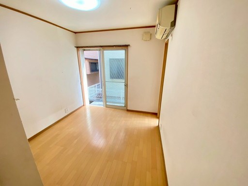 板橋区舟渡2丁目 中古戸建 洋室　約5.2帖。室内はいつも明るい印象なので気持ちのいい朝を迎えられます。