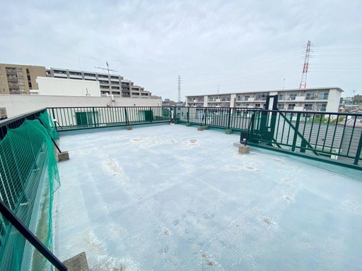 さいたま市南区辻1丁目 中古戸建 周りに高い建物がなく、日当たり良好のルーフバルコニー♪ガーデニング等、緑の潤い溢れる暮らしができます