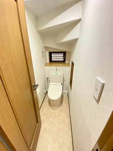 さいたま市南区辻1丁目 中古戸建 1.2階にゆったり広々落ち着くトイレ。ウォシュレット付きで、室内に窓もあり、明るく換気もばっちりです