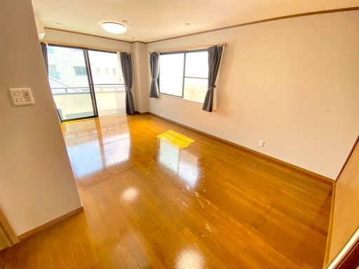 さいたま市南区辻1丁目 中古戸建 3階洋室 約12.0帖。２面採光を確保した明るい洋室は、風通しも良く居心地の良い空間となっております。