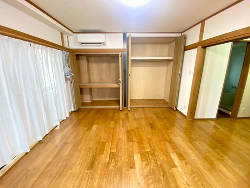 さいたま市南区辻1丁目 中古戸建 1階洋室 約8.0帖。全居室に収納付き、共用スペース収納もあり、すっきり片づけて広く使えます
