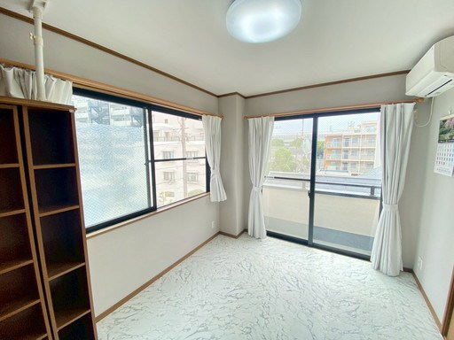 さいたま市南区辻1丁目 中古戸建 3階 洋室 約6.0帖。バルコニーに面しているので明るく快適なプライベートルーム