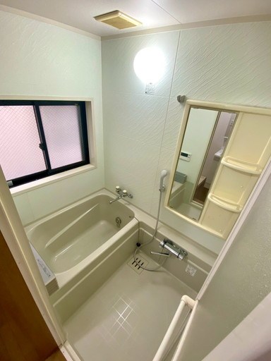 さいたま市南区辻1丁目 中古戸建 1階 浴室。足を延ばしてゆっくり浸かれるバスタブ