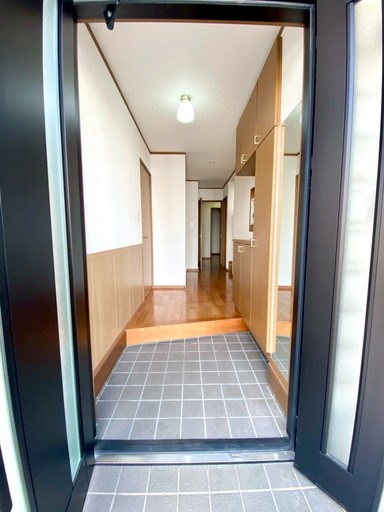 さいたま市南区辻1丁目 中古戸建 いつも気持ち良く家族やお客様をお出迎え。玄関廻りがすっきりと片づくシューズボックス付き