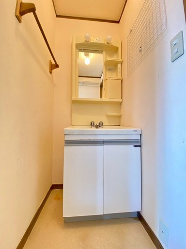 御殿町ハイツ  朝の身支度には欠かせない独立洗面化粧台。