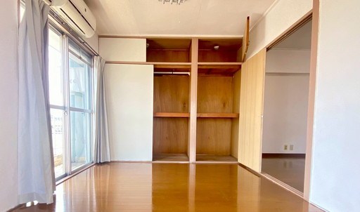 御殿町ハイツ  洋室　約4.5帖。バルコニーに面した寝室は窓が大きく開放感があります！！来客用お布団を収納できる、大容量収納スペース付。