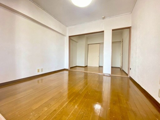 御殿町ハイツ  洋室　約4.5帖。室内はいつも明るい印象なので気持ちのいい朝を迎えられます。
