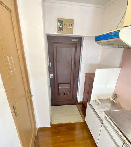 御殿町ハイツ  いつも気持ち良く家族やお客様をお出迎え。玄関廻りがすっきりと片づくシューズボックス付き