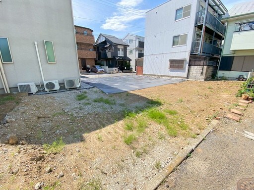 生活に便利な施設が身近にあり、快適な住環境。現地(2025年6月)撮影