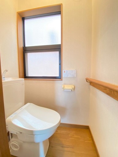 蕨市錦町6丁目　中古戸建 1.2階にゆったり広々落ち着くトイレ。ウォシュレット付きで、室内に窓もあり、明るく換気もばっちりです