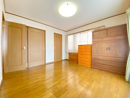 蕨市錦町6丁目　中古戸建 洋室　約8.0帖。2面採光、南側にプライベートバルコニー♪明るい雰囲気でのびのび寛げる3階の主寝室