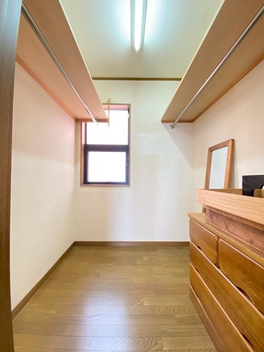 蕨市錦町6丁目　中古戸建 洋室　約8.0帖収納。衣替えの入替をしなくても洋服を沢収納できる、大型ウォークインクローゼット♪