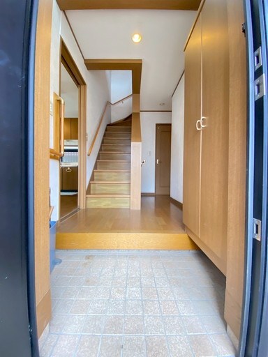 蕨市錦町6丁目　中古戸建 いつも気持ち良く家族やお客様をお出迎え。玄関廻りがすっきりと片づくシューズボックス付き