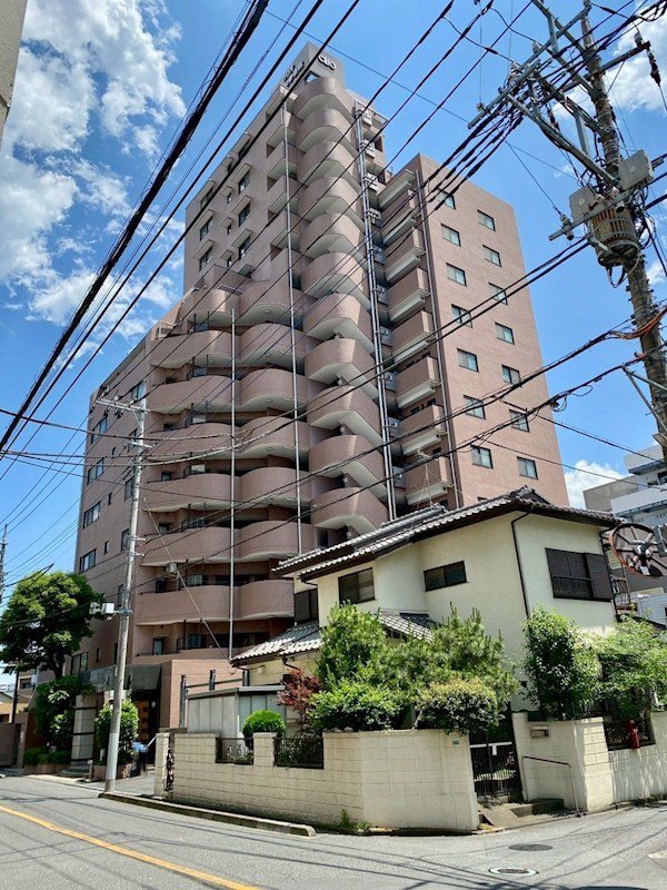 周辺を緑に囲まれ自然を感じる分譲マンション。