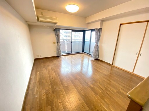 クリオ南浦和参番館 心地良い陽光がふんだんに入るリビング。ダイニングテーブルを置いても、ゆとりのあるスペース♪