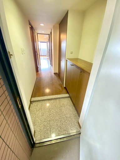 クリオ南浦和参番館 いつも気持ち良く家族やお客様をお出迎え。玄関廻りがすっきりと片づくシューズボックス付き