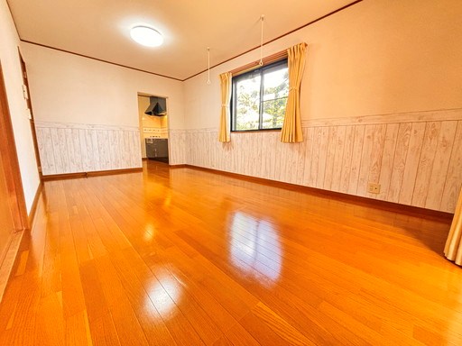 戸田市新曽南2丁目 中古戸建 2面採光で、陽当たり良好で明るい約14.2帖のリビング。