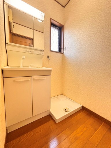 戸田市新曽南2丁目 中古戸建 ゆとりの洗面スペースで朝の身支度もスムーズに♪収納部も充実した三面鏡付き洗面化粧台