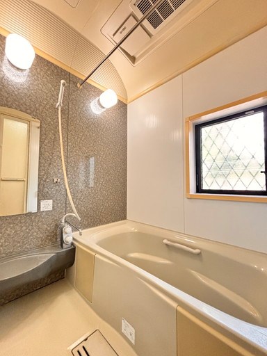 戸田市新曽南2丁目 中古戸建 1日の疲れを癒すバスルームは、心地よいリラックスを叶える清潔感溢れる美しい空間。