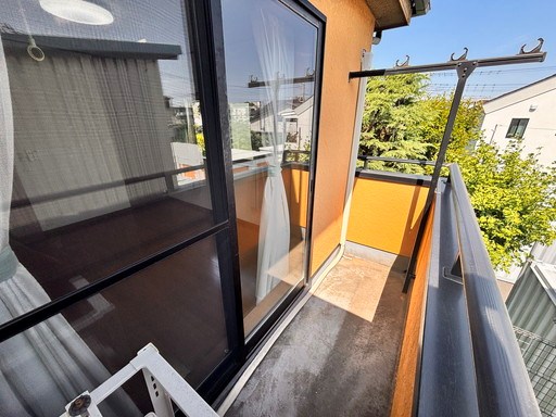 戸田市新曽南2丁目 中古戸建 南面のバルコニーは、陽当り良好でたっぷりのお洗濯物もよく乾きます
