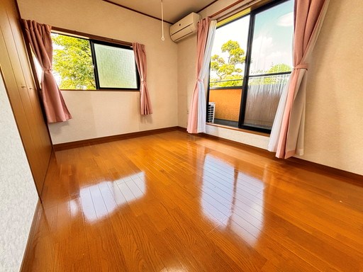 戸田市新曽南2丁目 中古戸建 北側洋室　約6.0帖。バルコニーに面しているので明るく快適なプライベートルーム