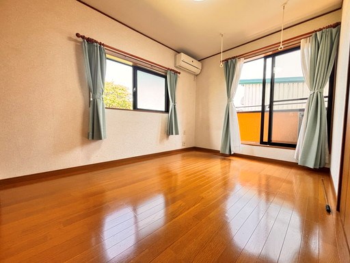戸田市新曽南2丁目 中古戸建 南側洋室　約6.0帖。2面採光、南側にプライベートバルコニー♪明るい雰囲気でのびのび寛げる2階の主寝室