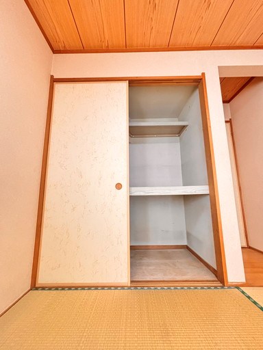 戸田市新曽南2丁目 中古戸建 和室　約6.0帖収納。来客用お布団を収納できる、大容量収納スペース。