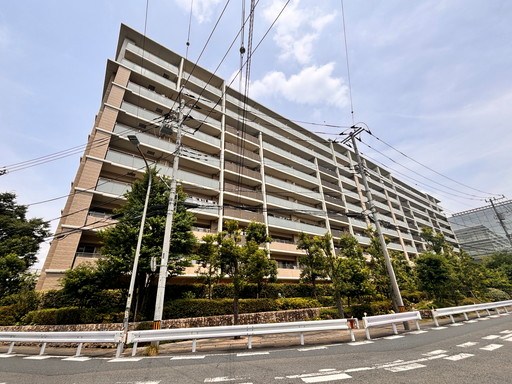 地上10階建、総戸数277戸の大規模マンション。
