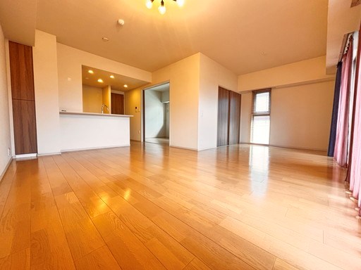 オハナ北戸田ガーデニア 南面のバルコニー越しに心地良い陽光がふんだんに入るリビング20.8帖。