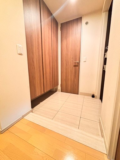 オハナ北戸田ガーデニア いつも気持ち良く家族やお客様をお出迎え。天井までの高さがあるタップリの玄関収納で玄関廻りがすっきり。