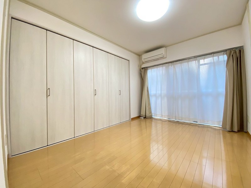 レイニオン岸町 洋室　約6.0帖。室内はいつも明るい印象なので気持ちのいい朝を迎えられます。