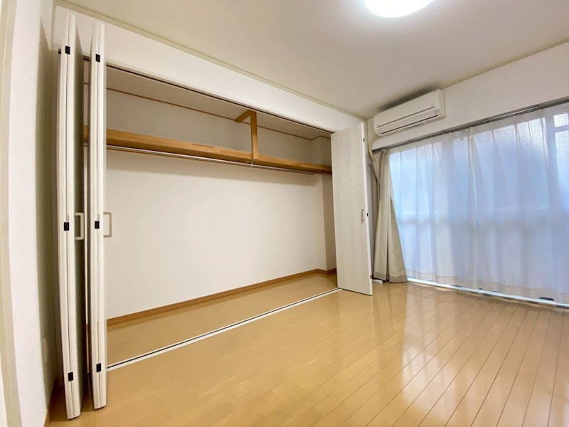 レイニオン岸町 洋室　約6.0帖収納。たっぷりの収納も配備しており、片付いた空間が出来ます。