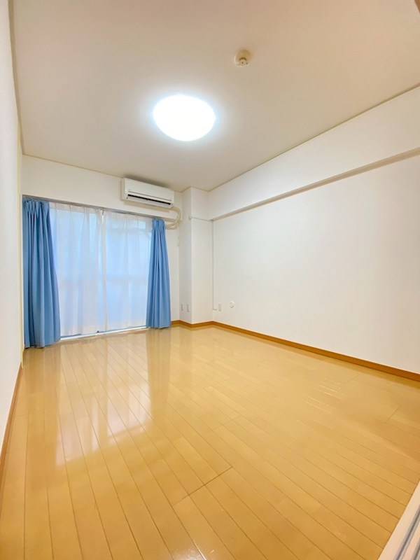 レイニオン岸町 洋室　約6.0帖。バルコニーに面しているので明るく快適なプライベートルーム