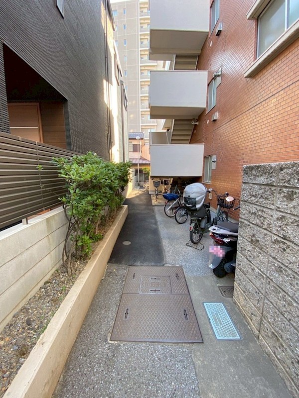 レイニオン岸町 駐輪スペース兼バイク置き場